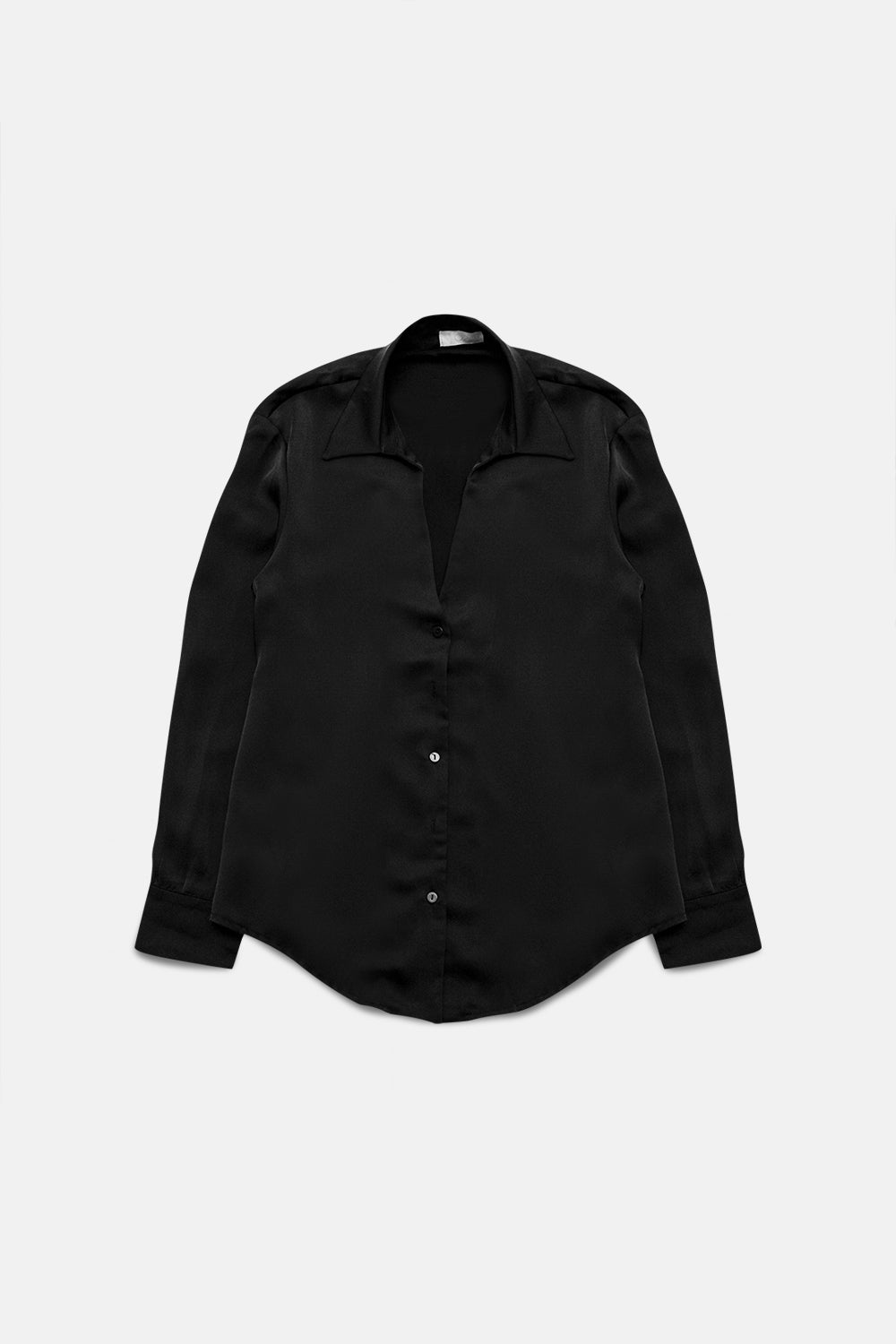 Camisa de saten en negro y cuello de pico