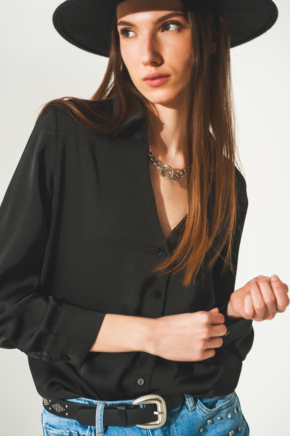 Camisa de saten en negro y cuello de pico