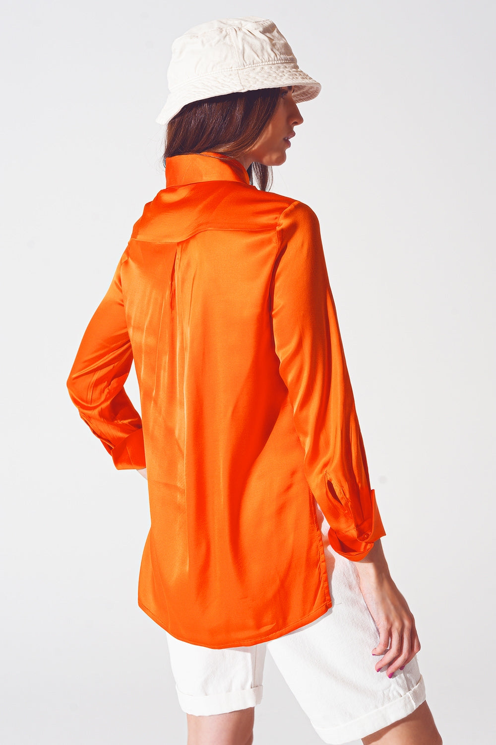 Camisa de saten naranja con abertura en los puños