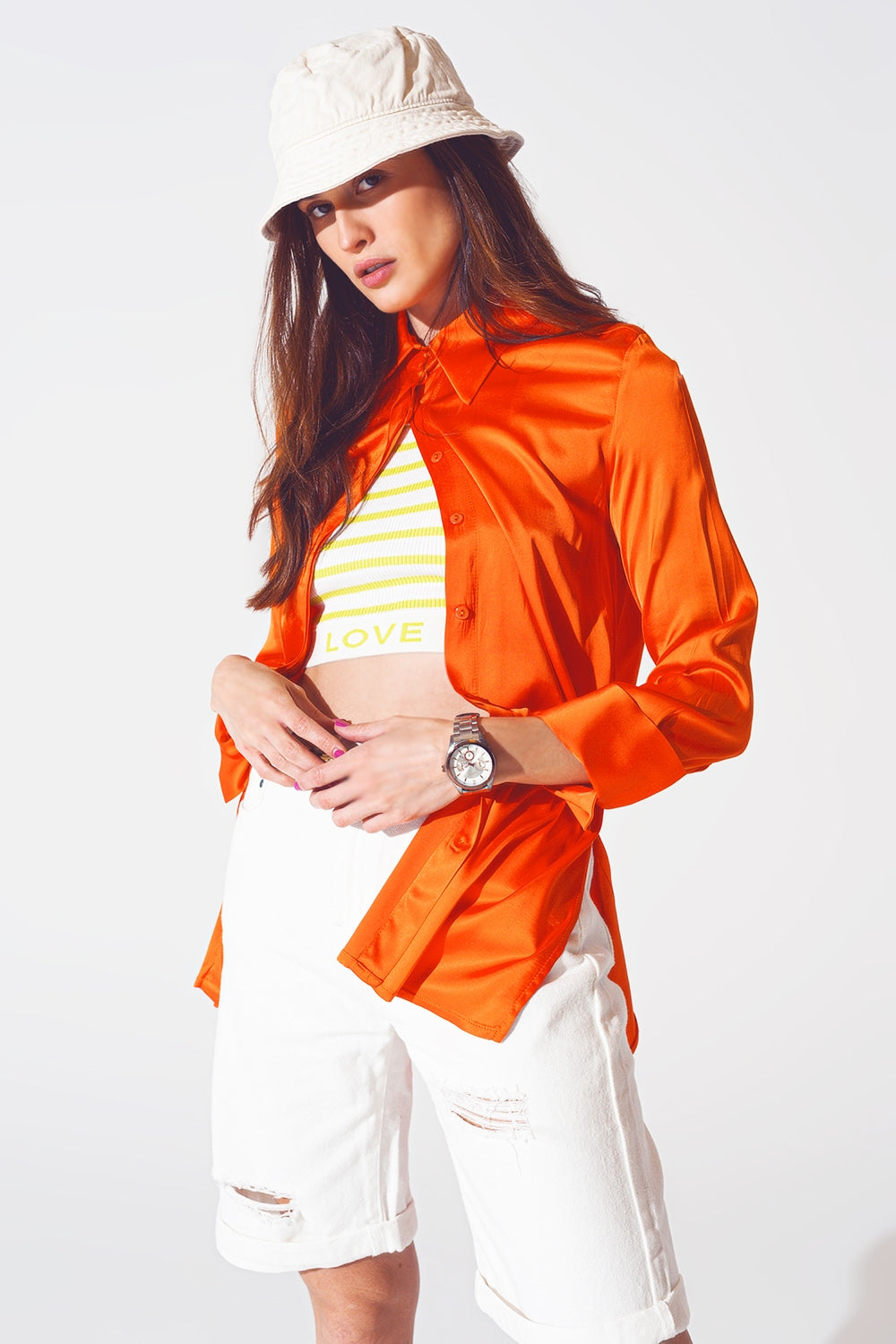 Camisa de saten naranja con abertura en los puños
