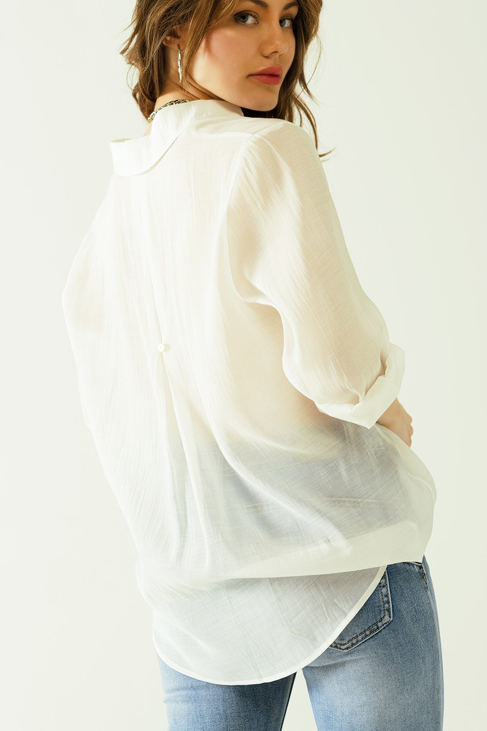 Camisa de tencel semitransparente con bolsillo en el pecho en color blanco