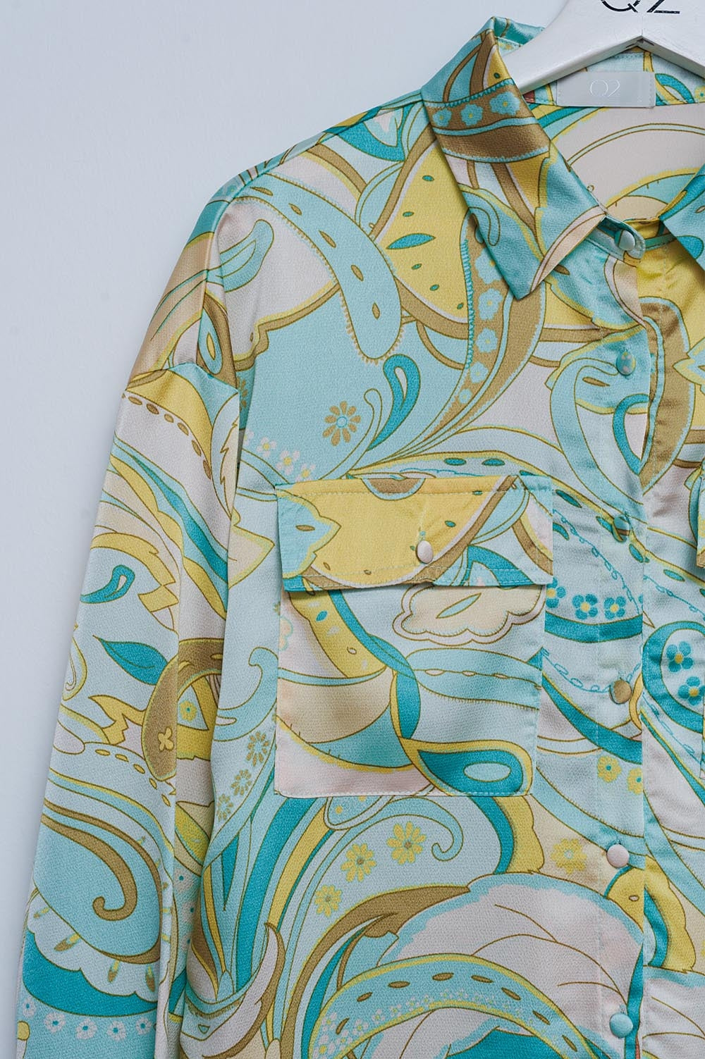 Camisa en verde con estampado abstracto