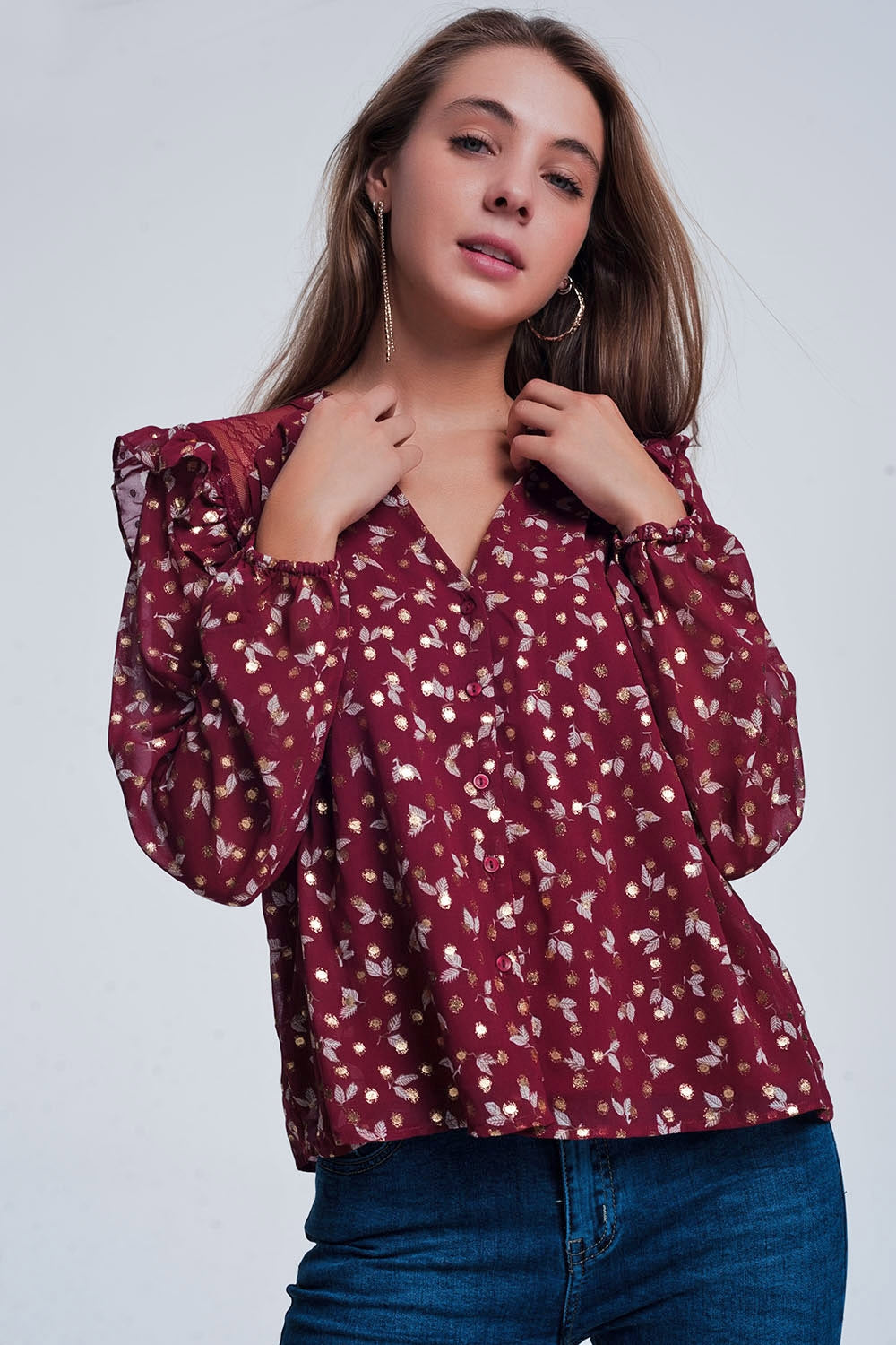 Camisa granate con volante en el hombro y estampado de hojas