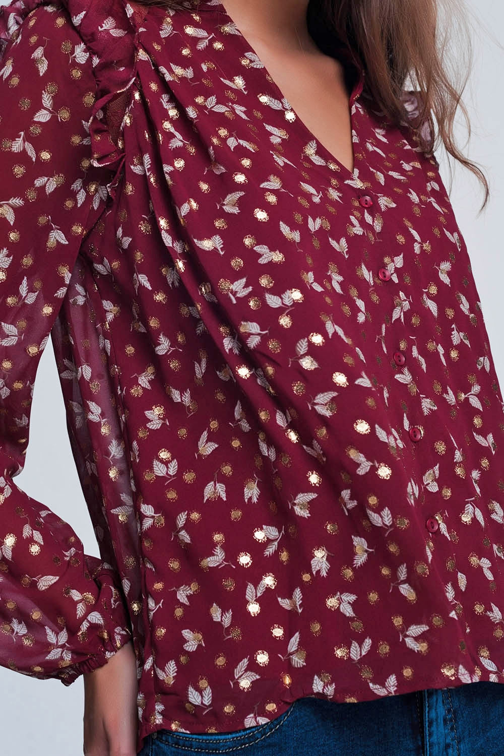 Camisa granate con volante en el hombro y estampado de hojas