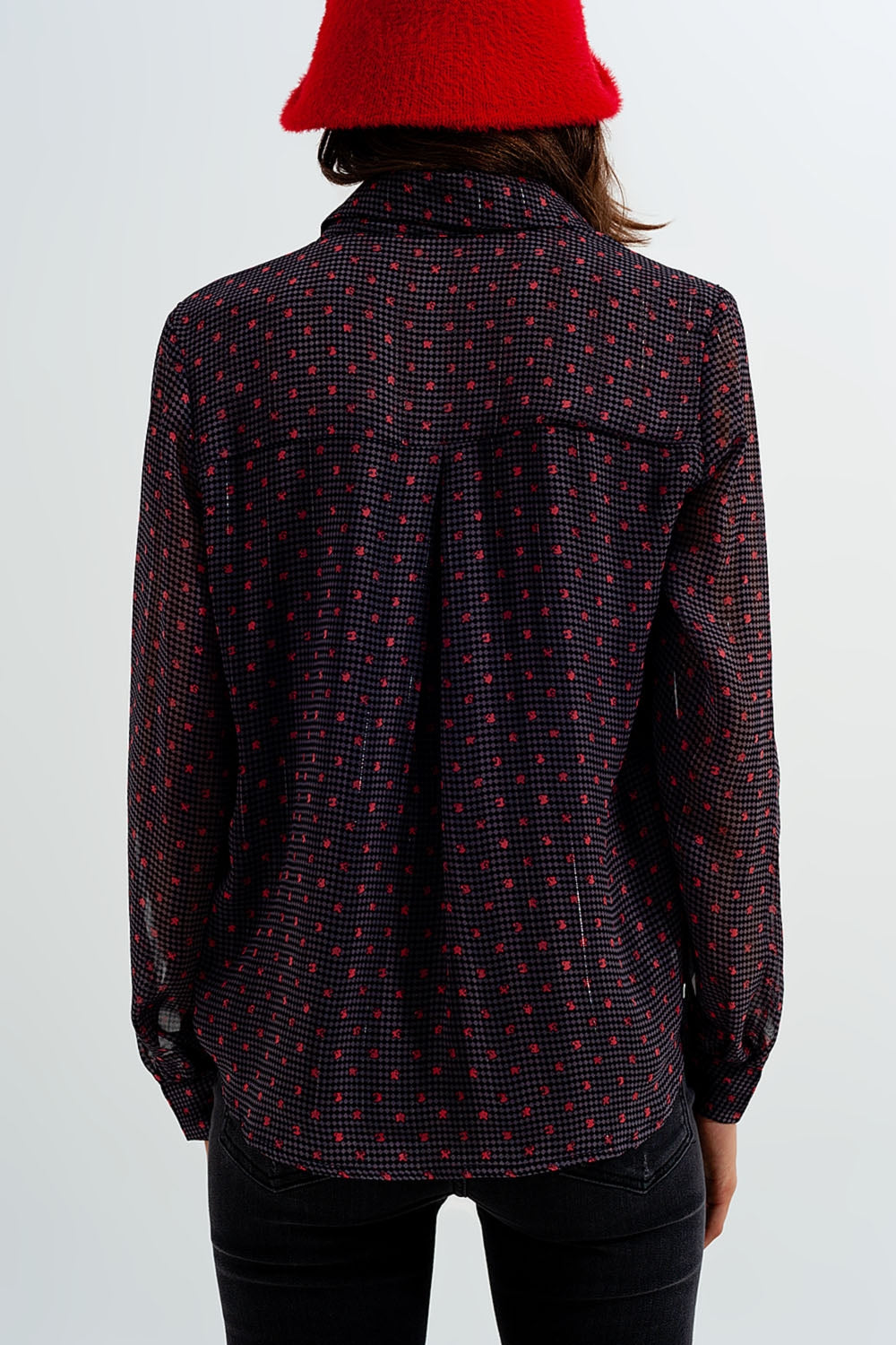 Camisa gris con flor abstracta