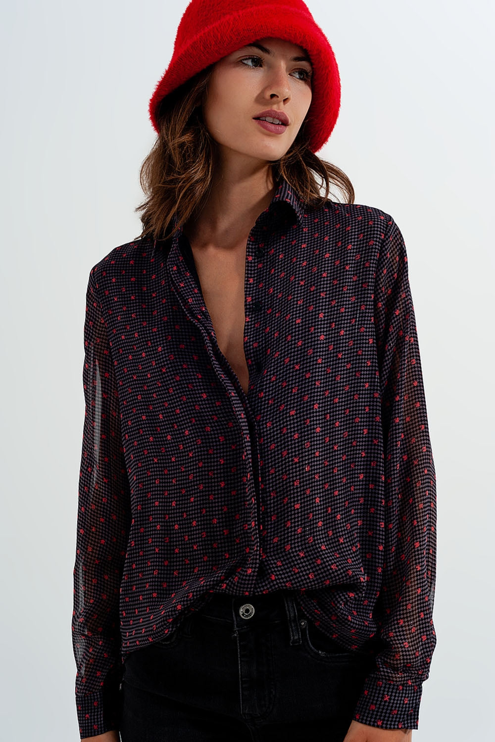 Camisa gris con flor abstracta