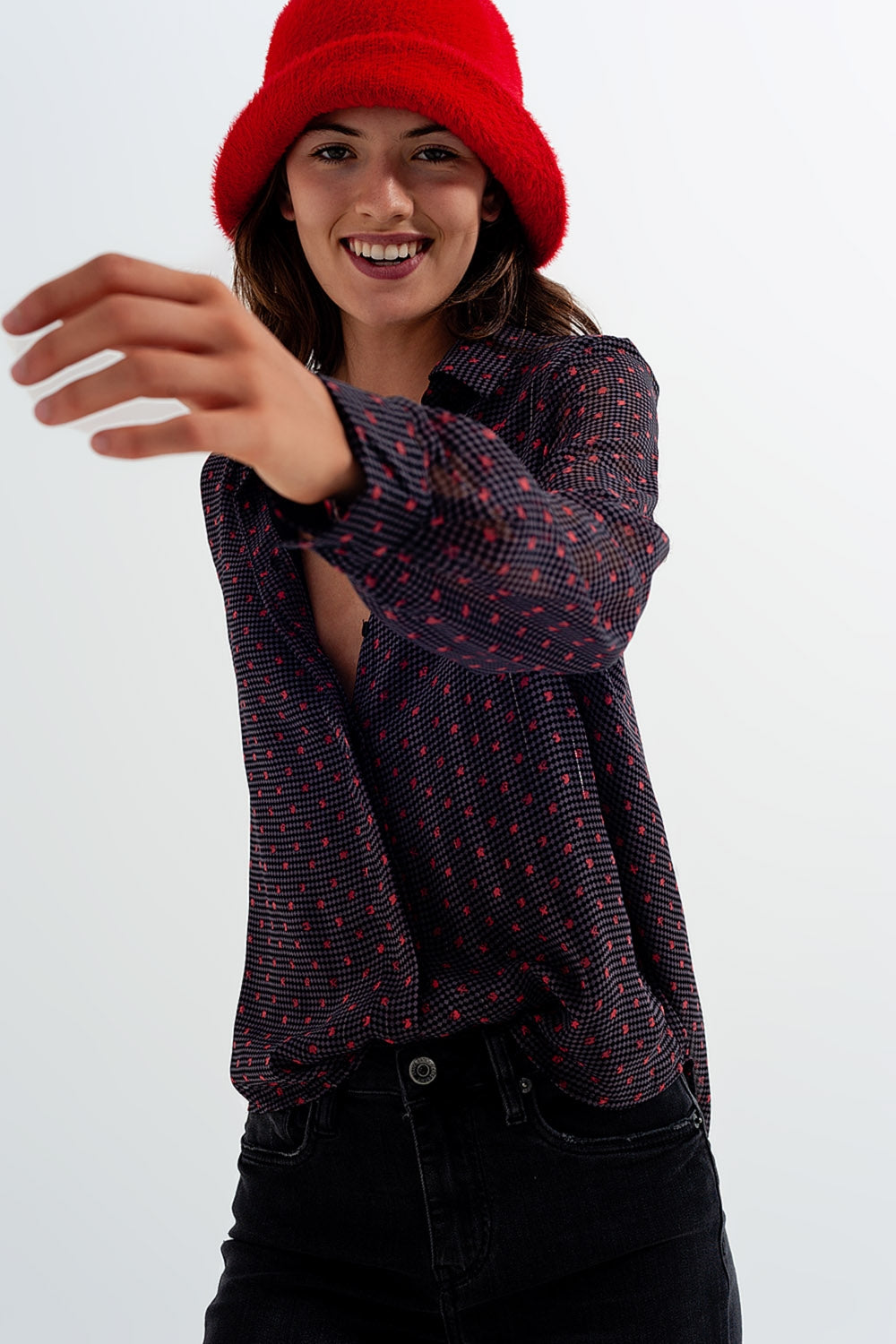 Camisa gris con flor abstracta