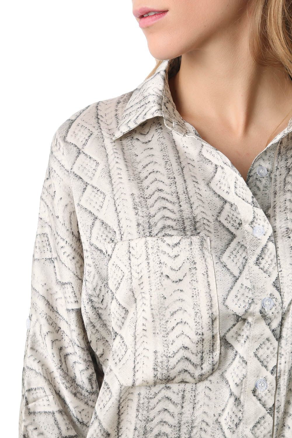 Camisa larga de raso con estampado abstracto gris