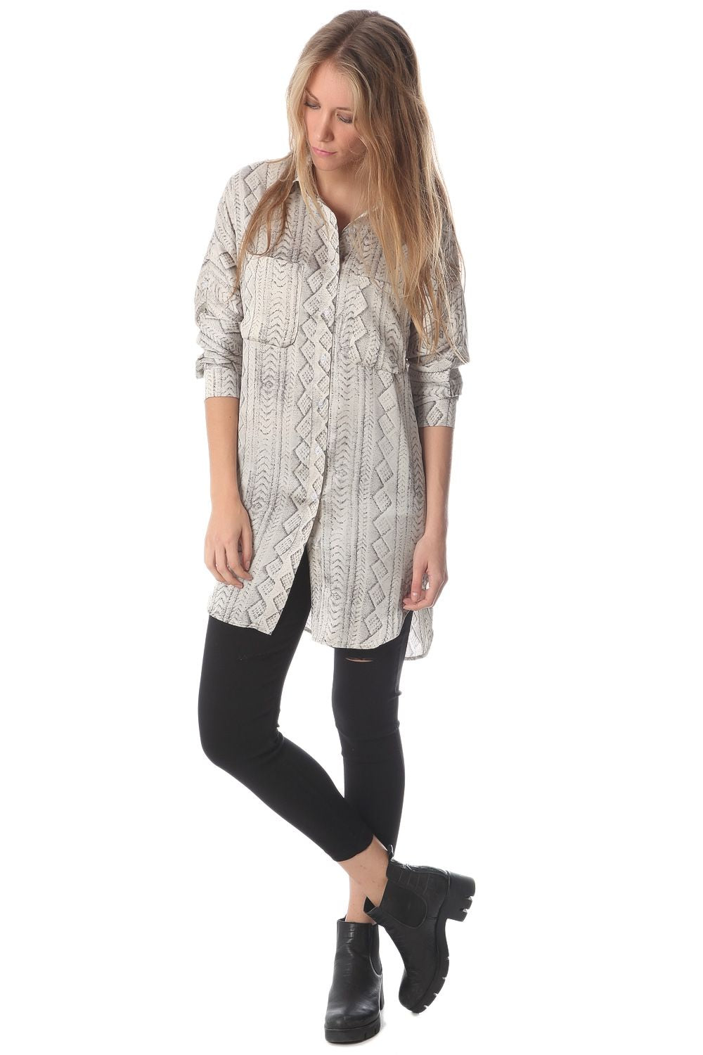 Camisa larga de raso con estampado abstracto gris