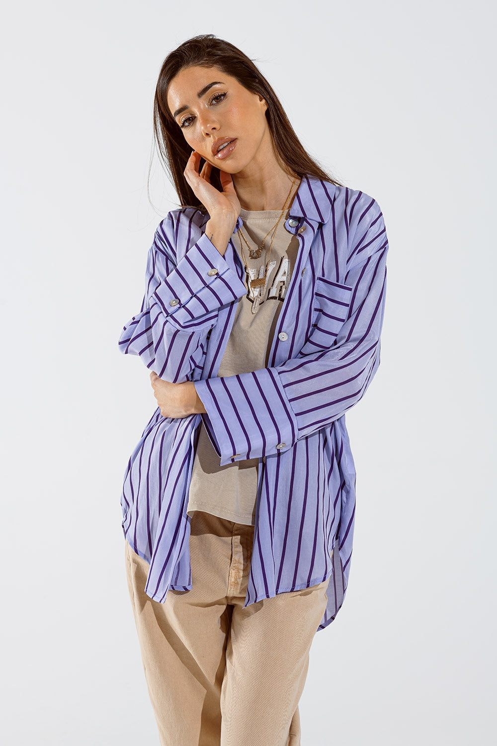 Camisa lavanda con rayas moradas y bolsillos en el pecho