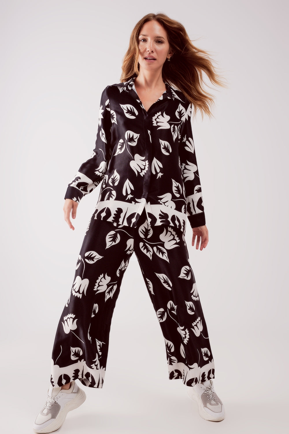 Camisa negra con estampado de flores