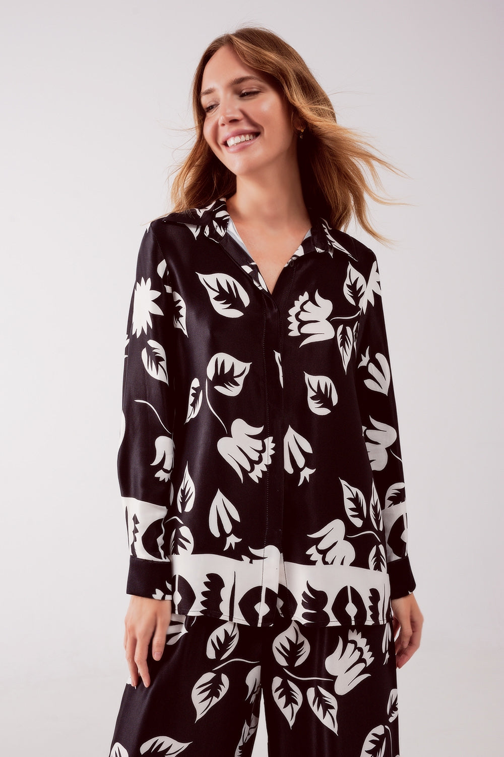 Camisa negra con estampado de flores