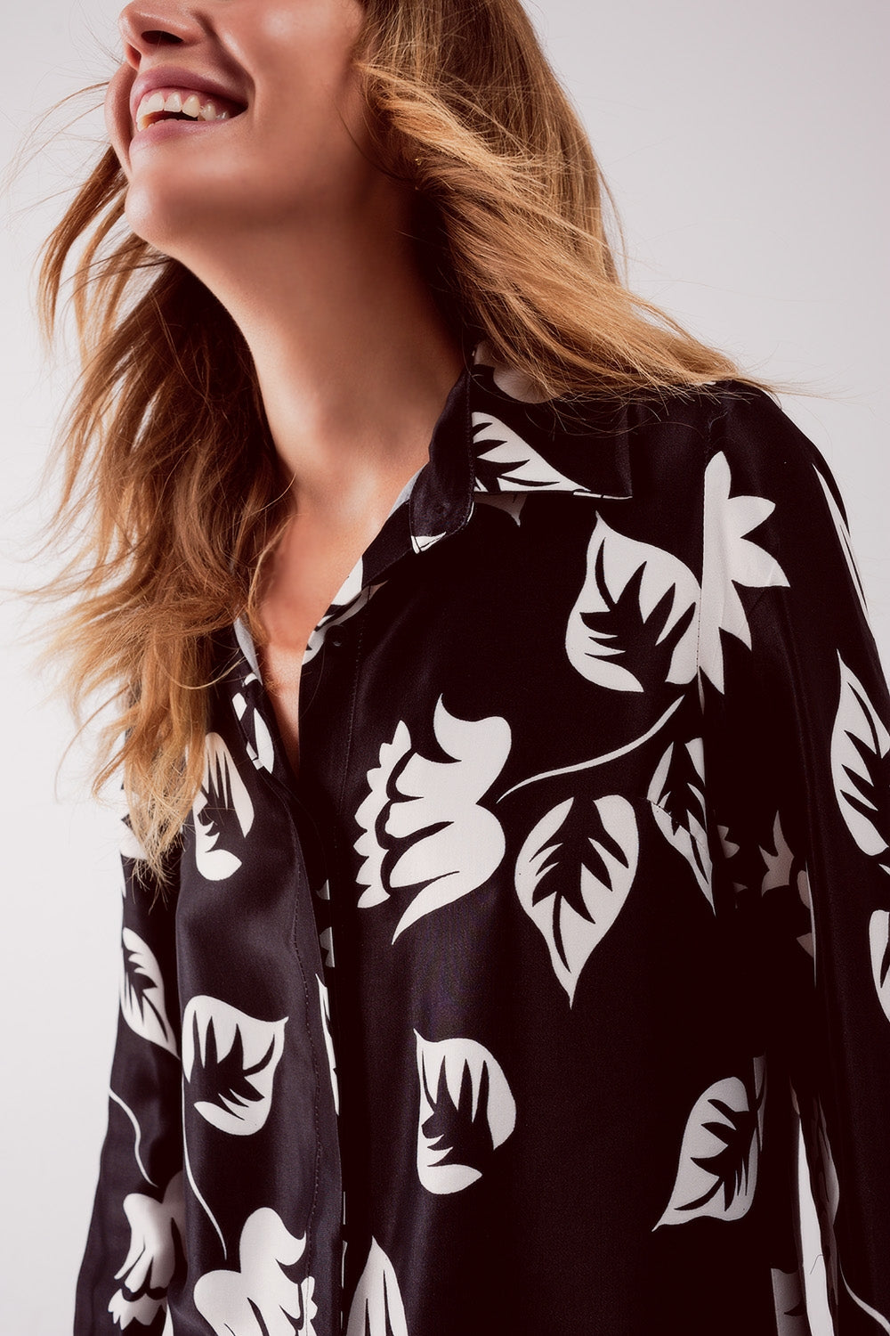 Camisa negra con estampado de flores