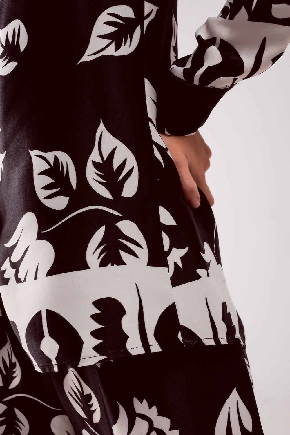 Camisa negra con estampado de flores