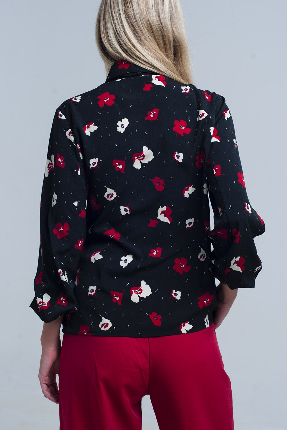 Camisa negra con flores rojas y blancas