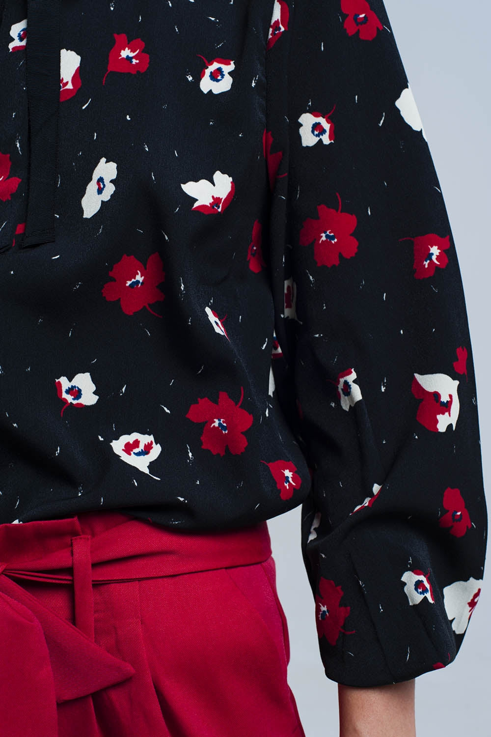 Camisa negra con flores rojas y blancas
