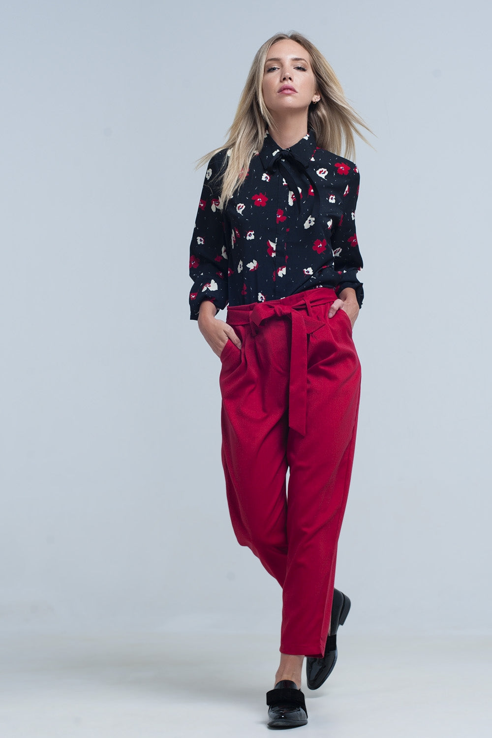 Camisa negra con flores rojas y blancas