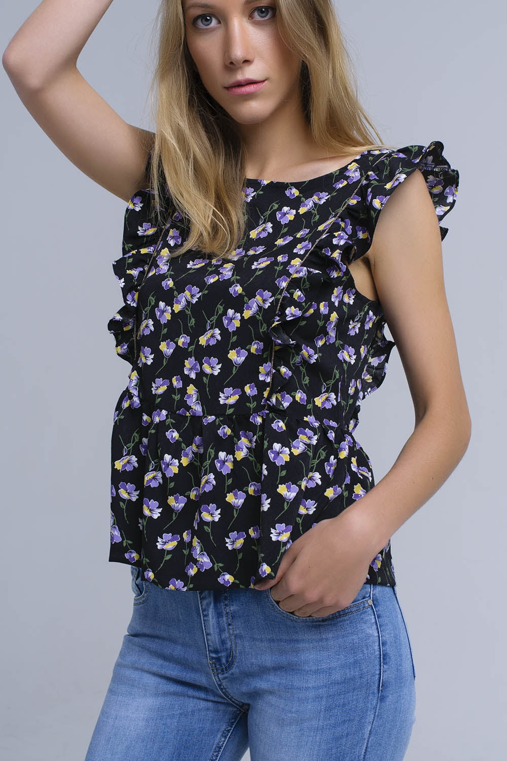 Camisa negra cruzada con volantes