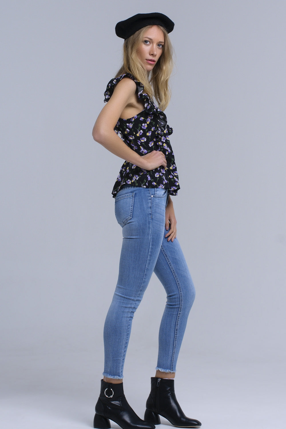 Camisa negra cruzada con volantes