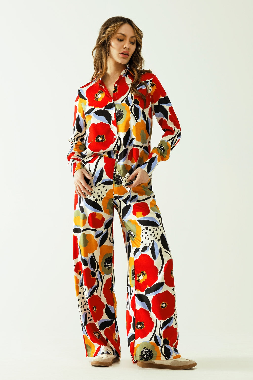 camisa oversize con dibujos de amapolas y cierre de botones
