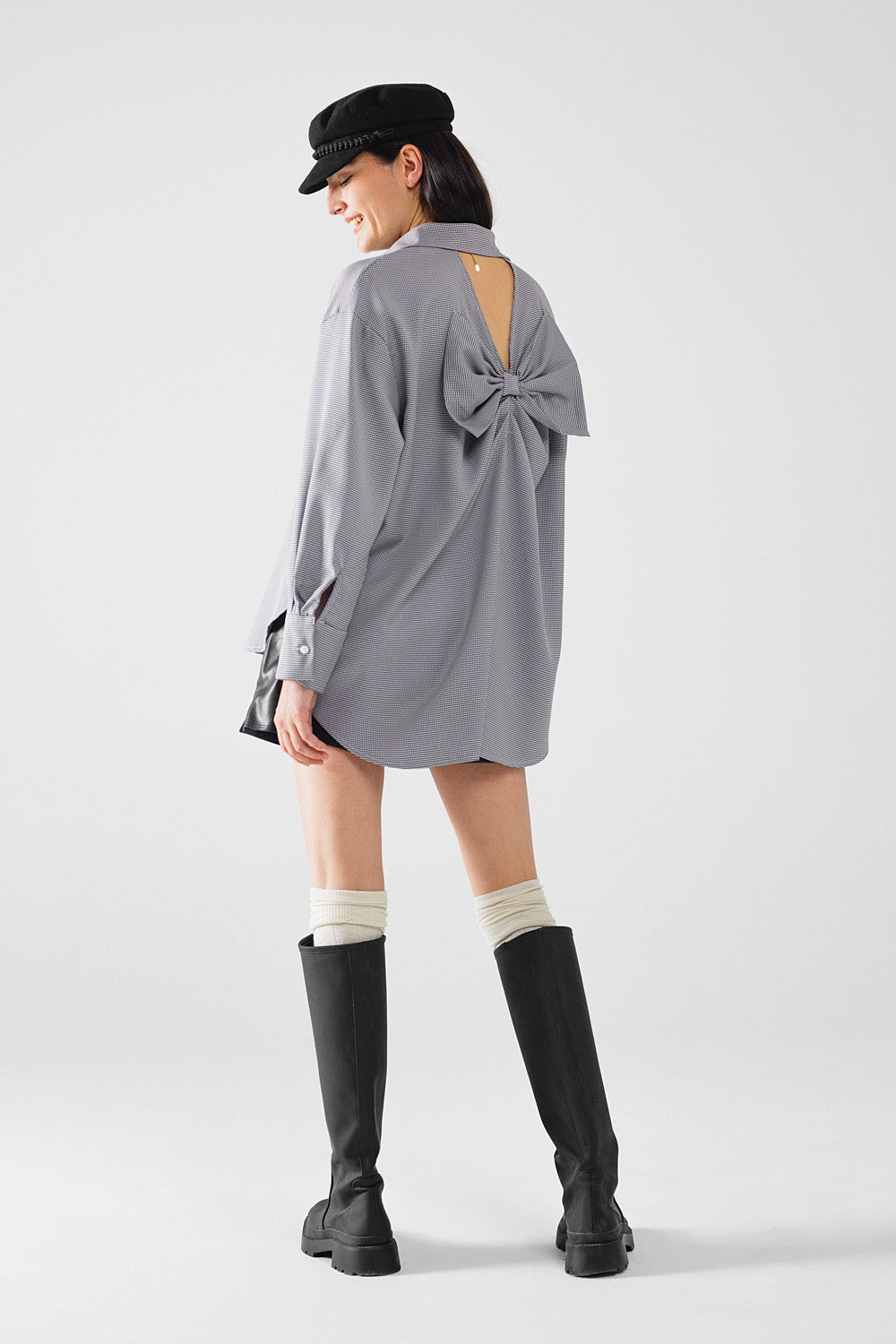 Camisa oversize de cuadros con detalle de lazo en blanco y negro