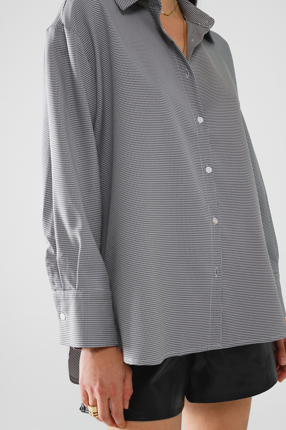Camisa oversize de cuadros con detalle de lazo en blanco y negro