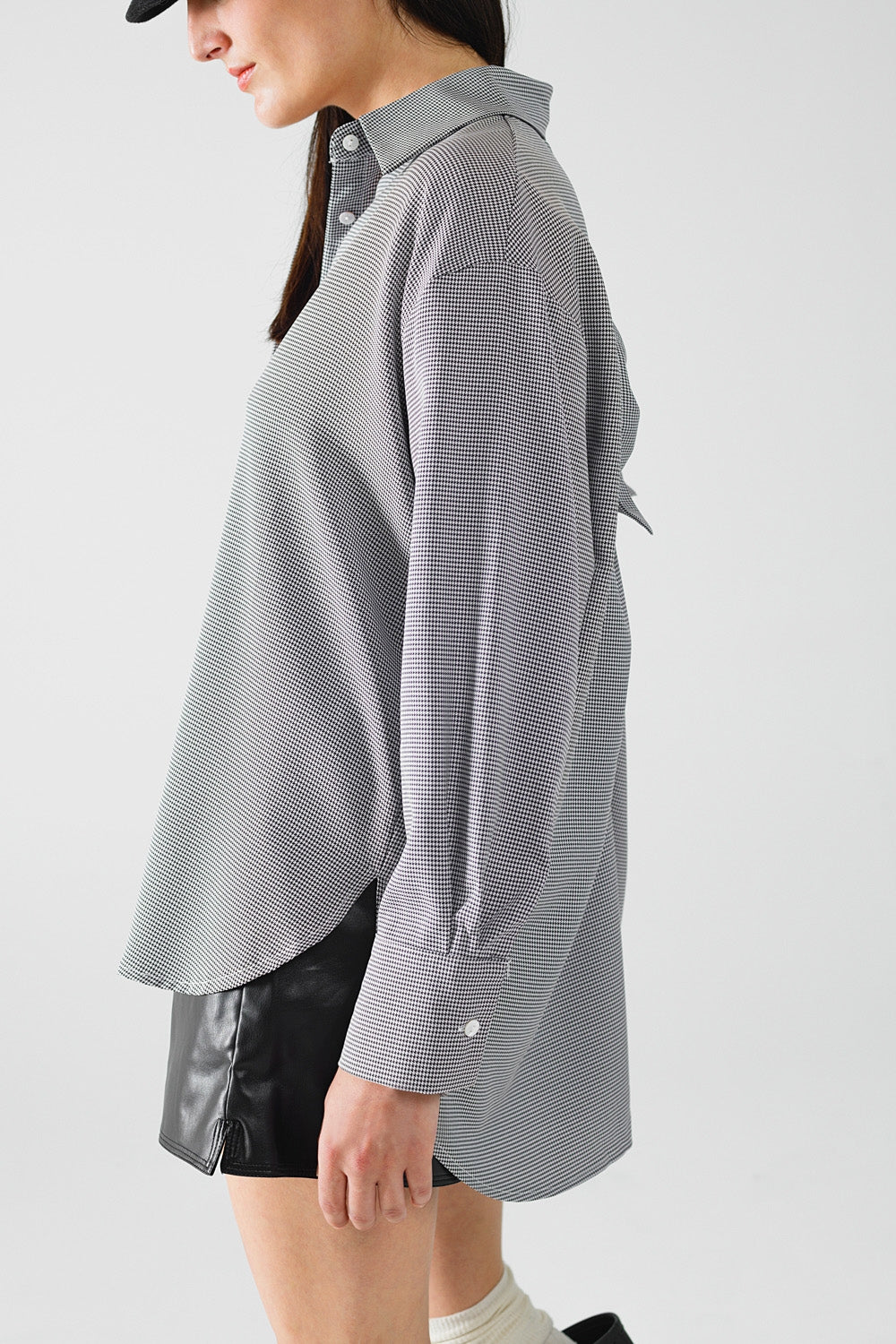 Camisa oversize de cuadros con detalle de lazo en blanco y negro