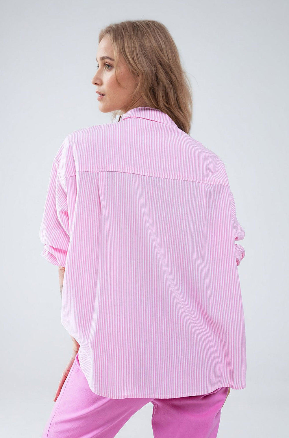Camisa relajada de rayas finas en rosa