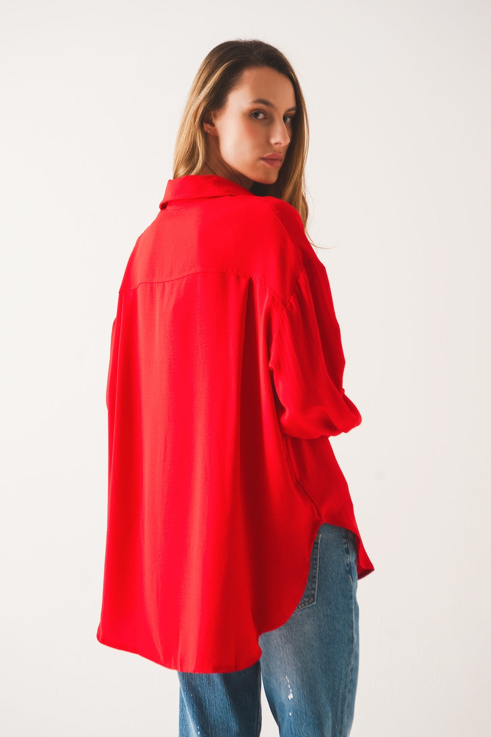 Camisa roja extragrande con detalle de bolsillo