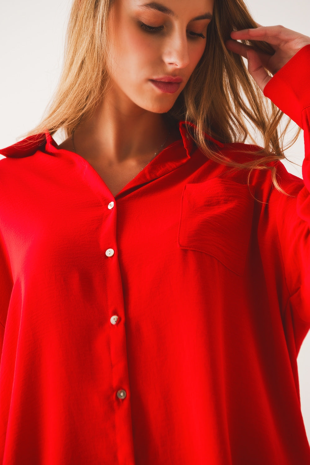 Camisa roja extragrande con detalle de bolsillo
