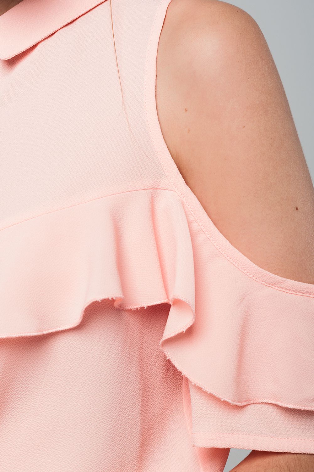 Camisa rosa con detalle de volante