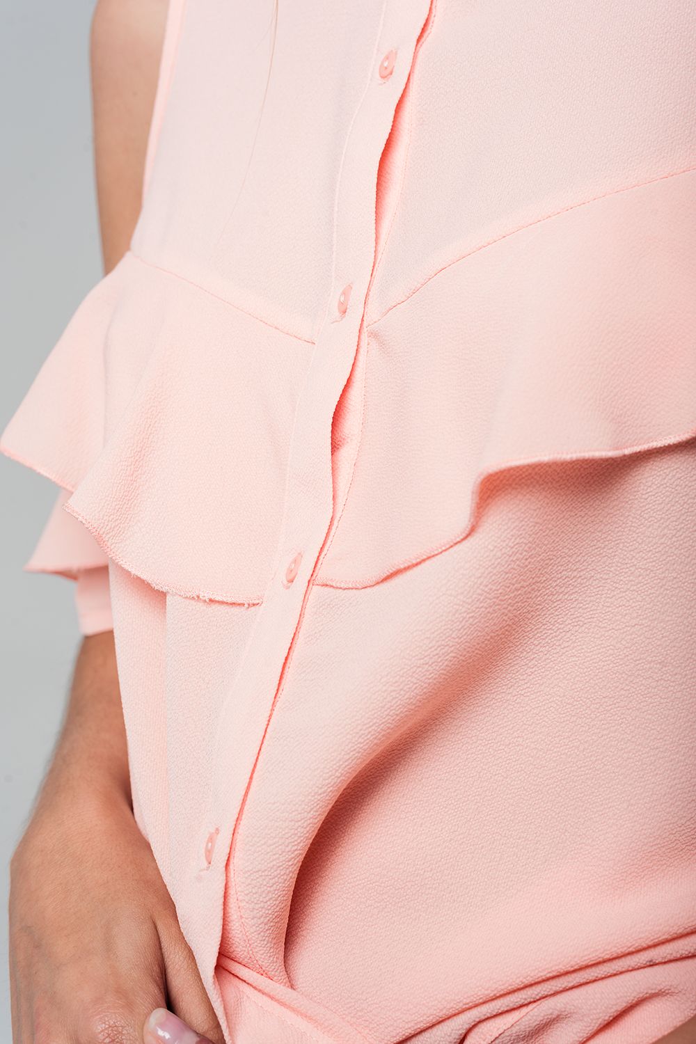 Camisa rosa con detalle de volante