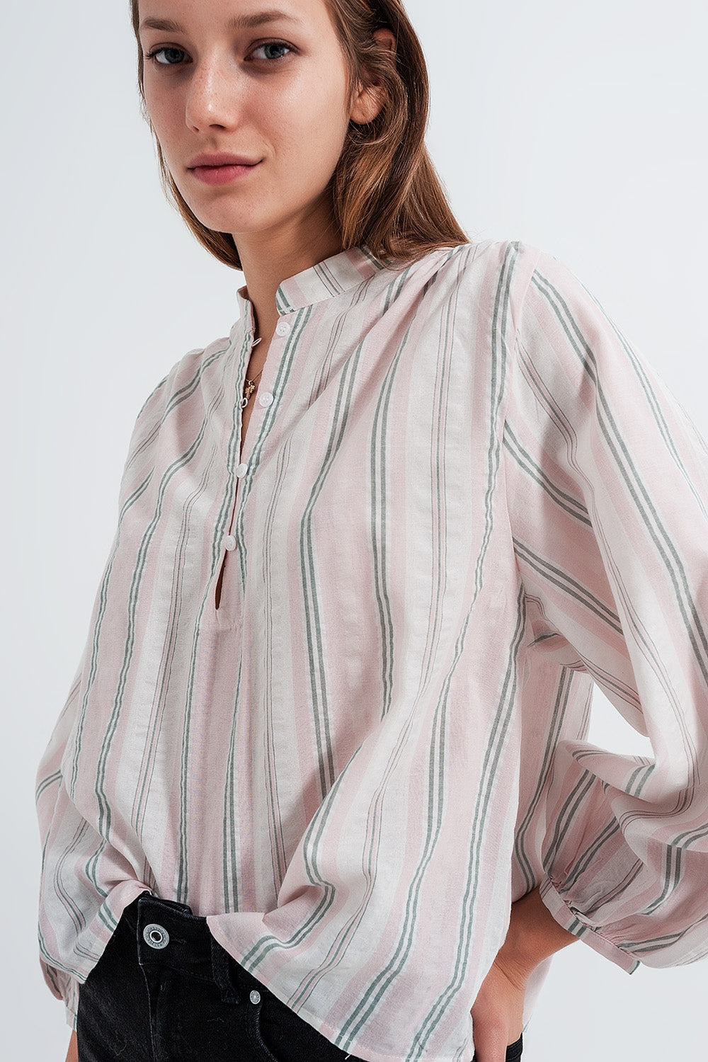 Camisa rosa de rayas con cuello mao