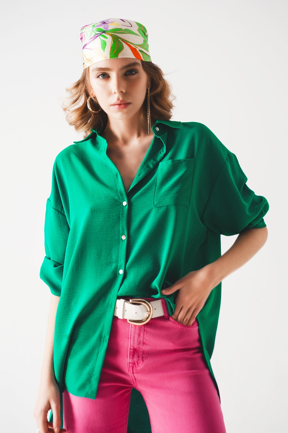 Camisa verde extragrande con detalle de bolsillo