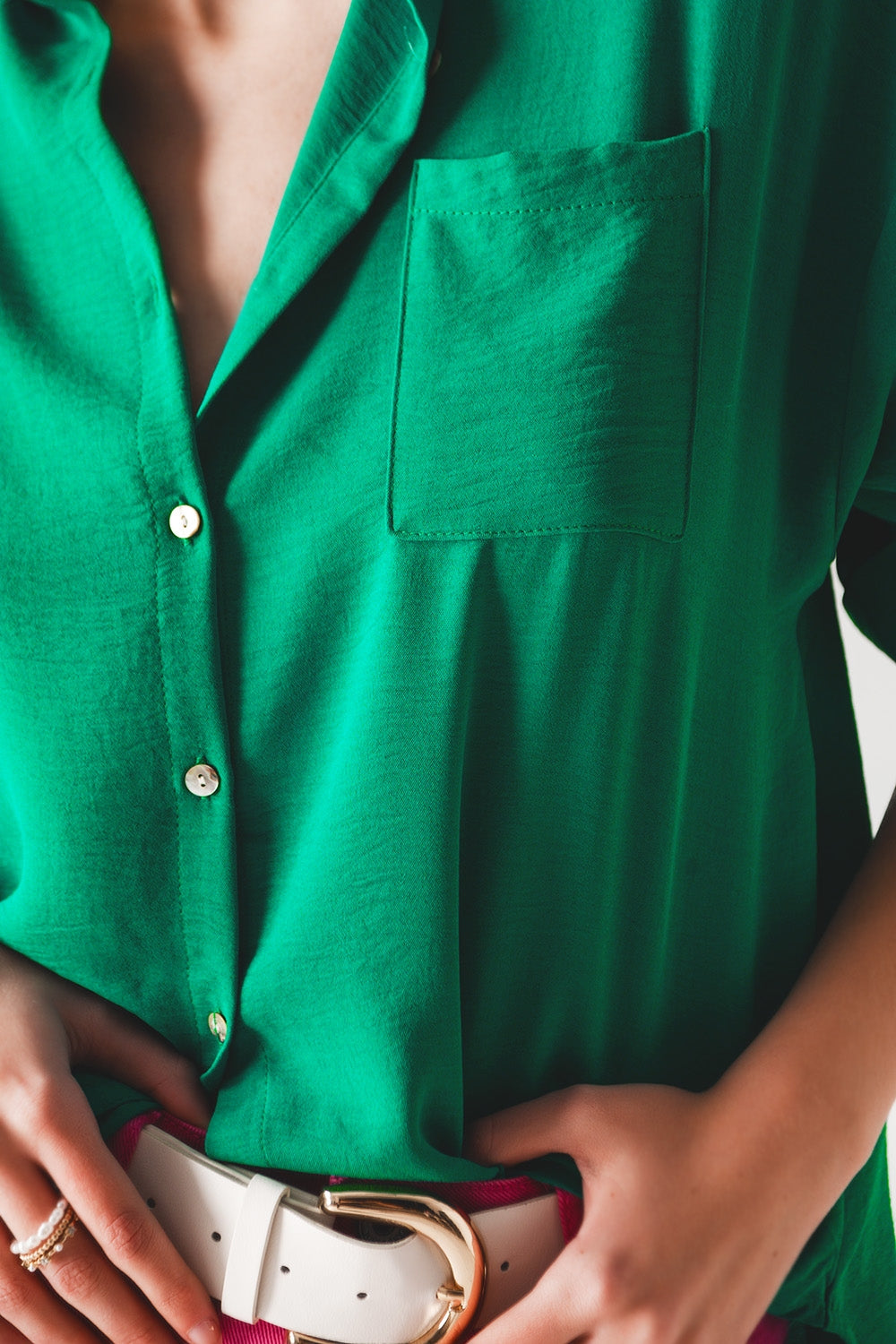 Camisa verde extragrande con detalle de bolsillo