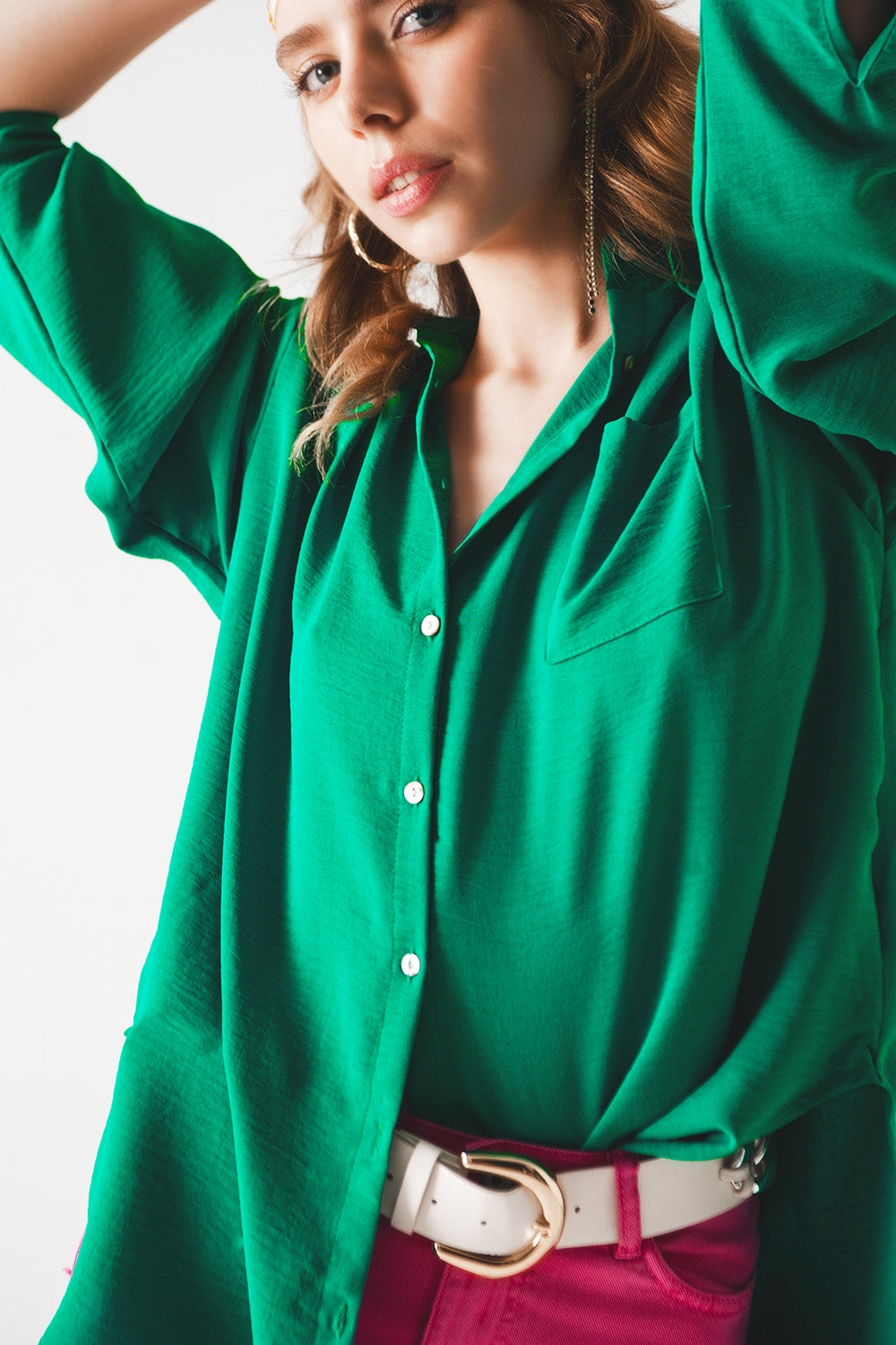 Camisa verde extragrande con detalle de bolsillo