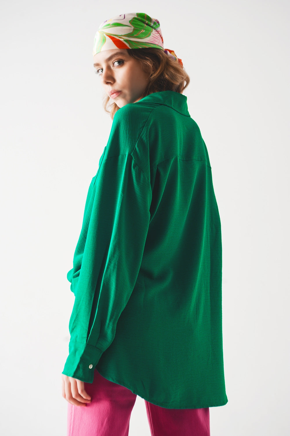 Camisa verde extragrande con detalle de bolsillo
