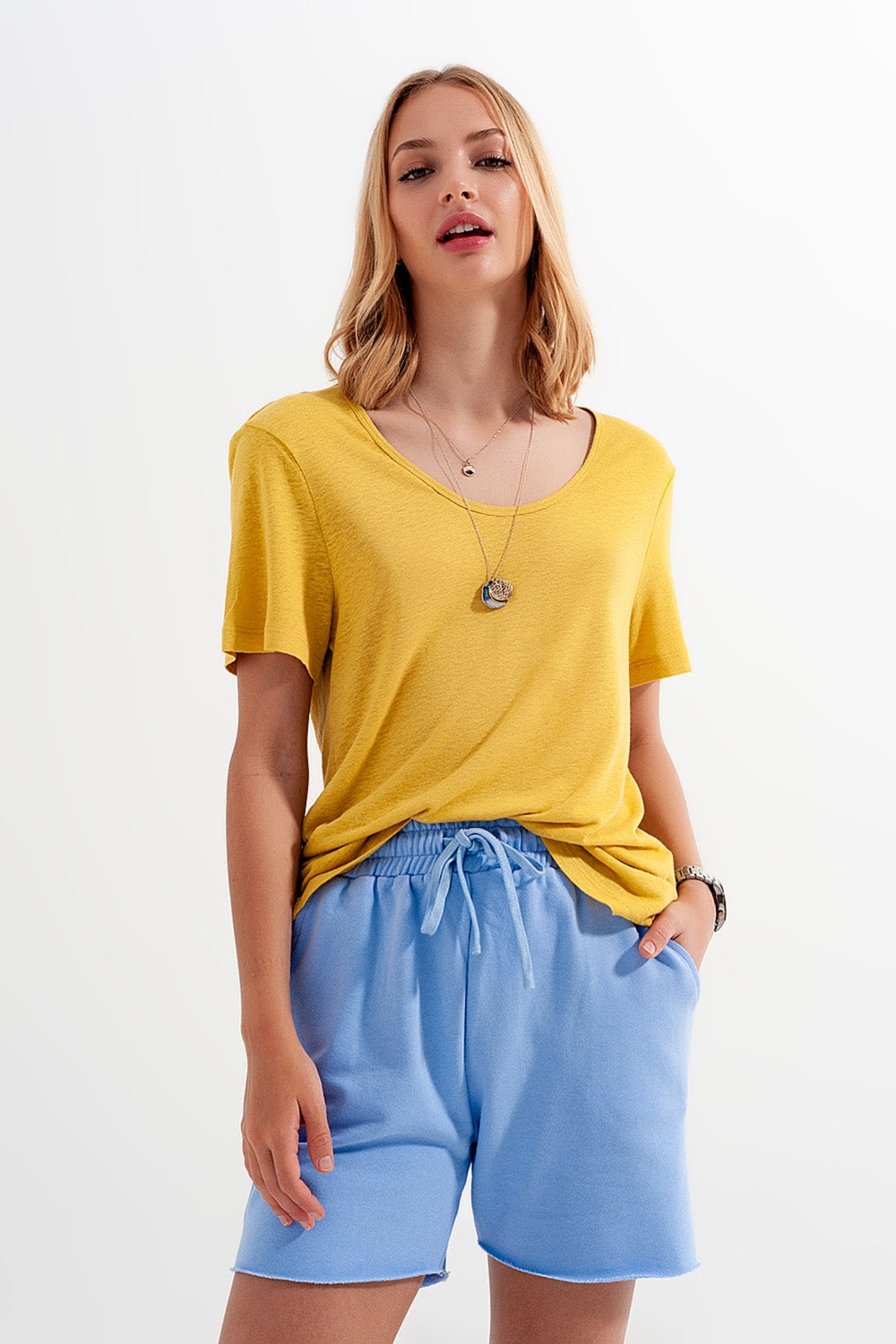 Camiseta amarilla con cuello ancho en tejido de mezcla de lino