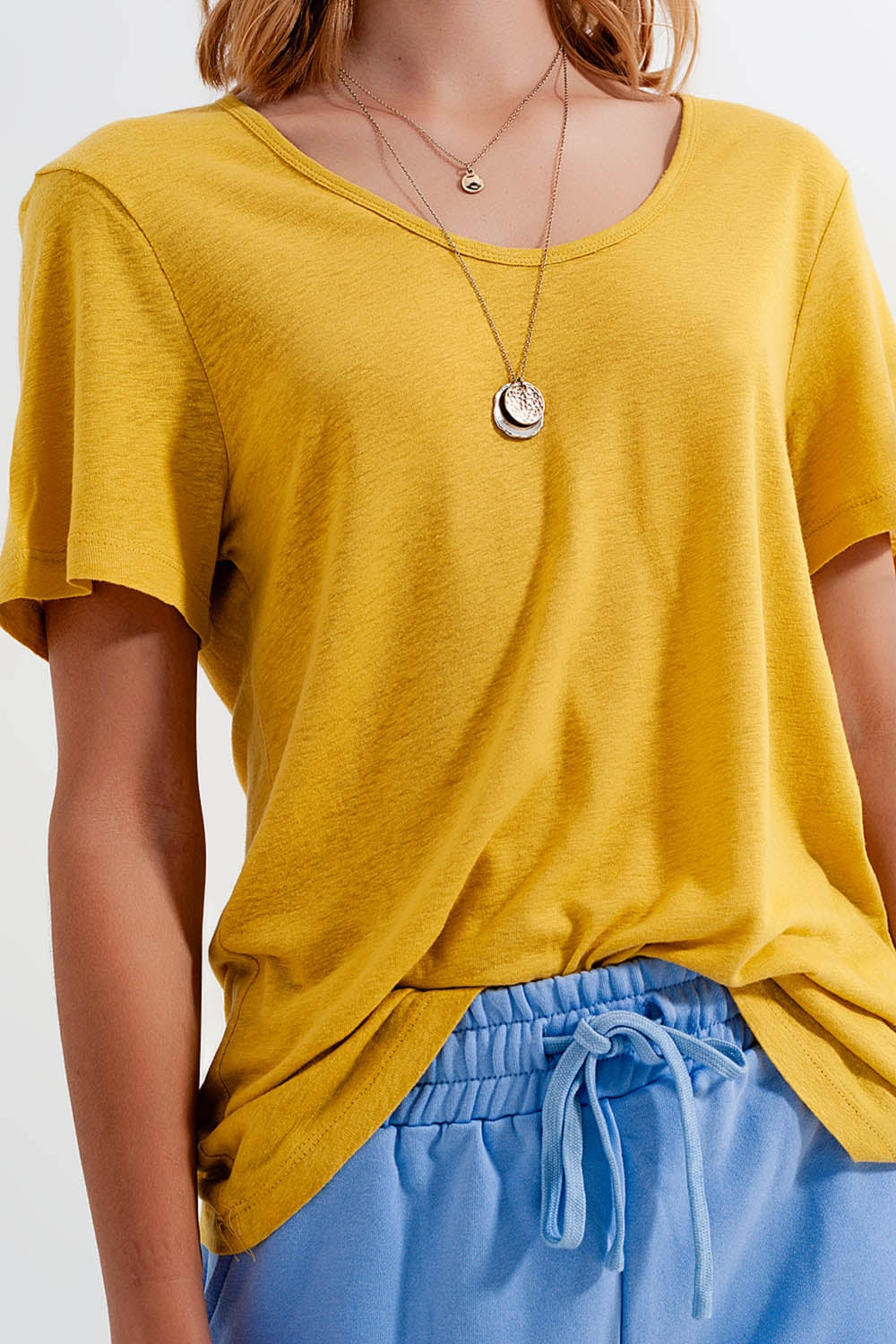 Camiseta amarilla con cuello ancho en tejido de mezcla de lino