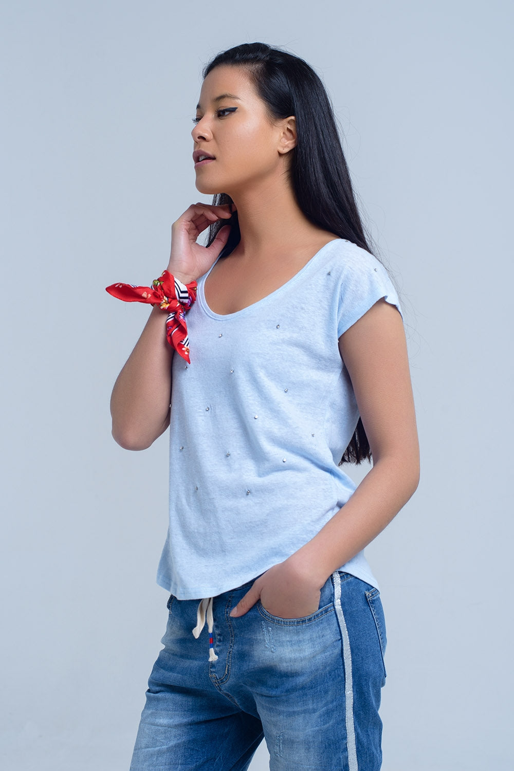 Camiseta azul con detalle de cristales