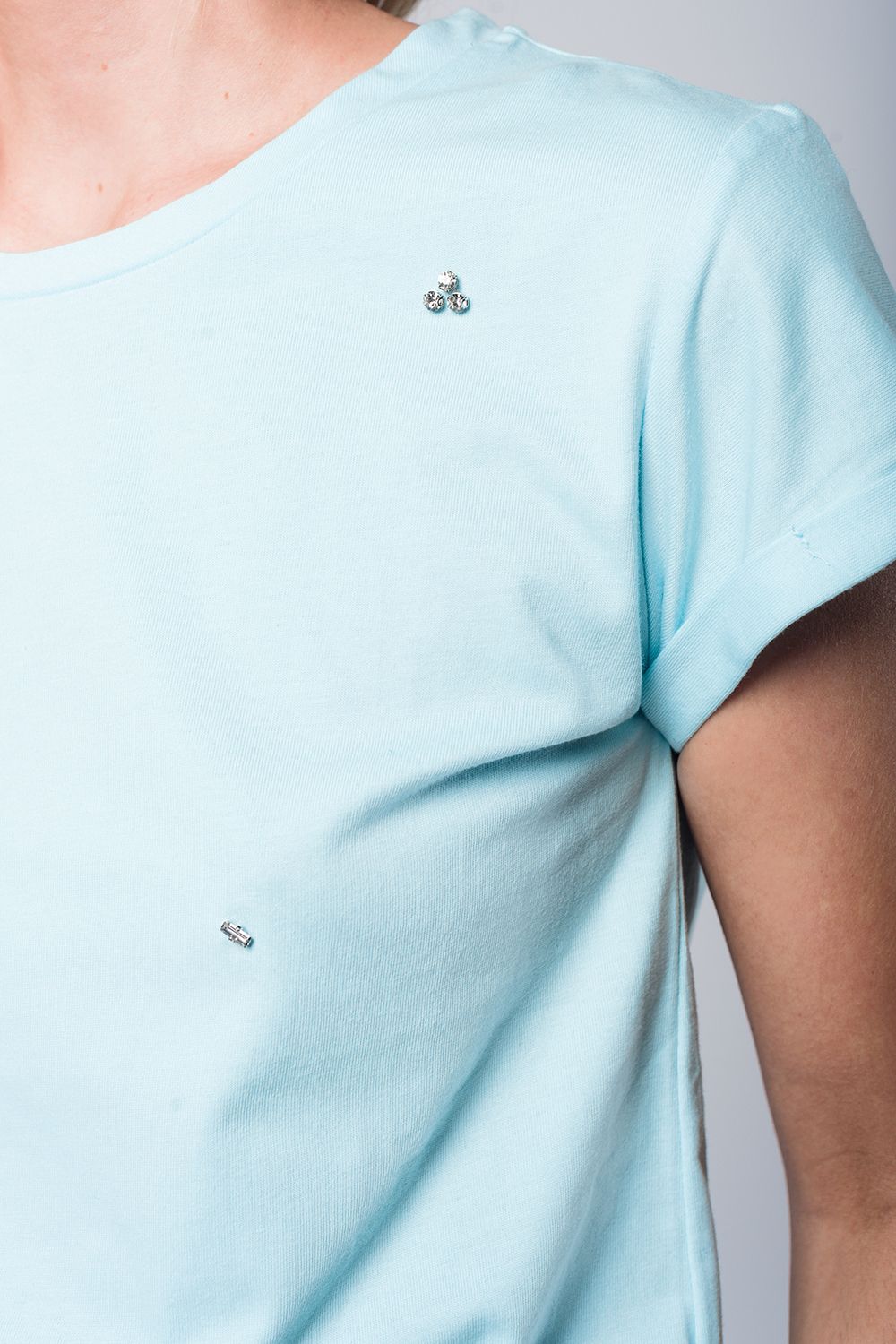 Camiseta azul con detalle de strass