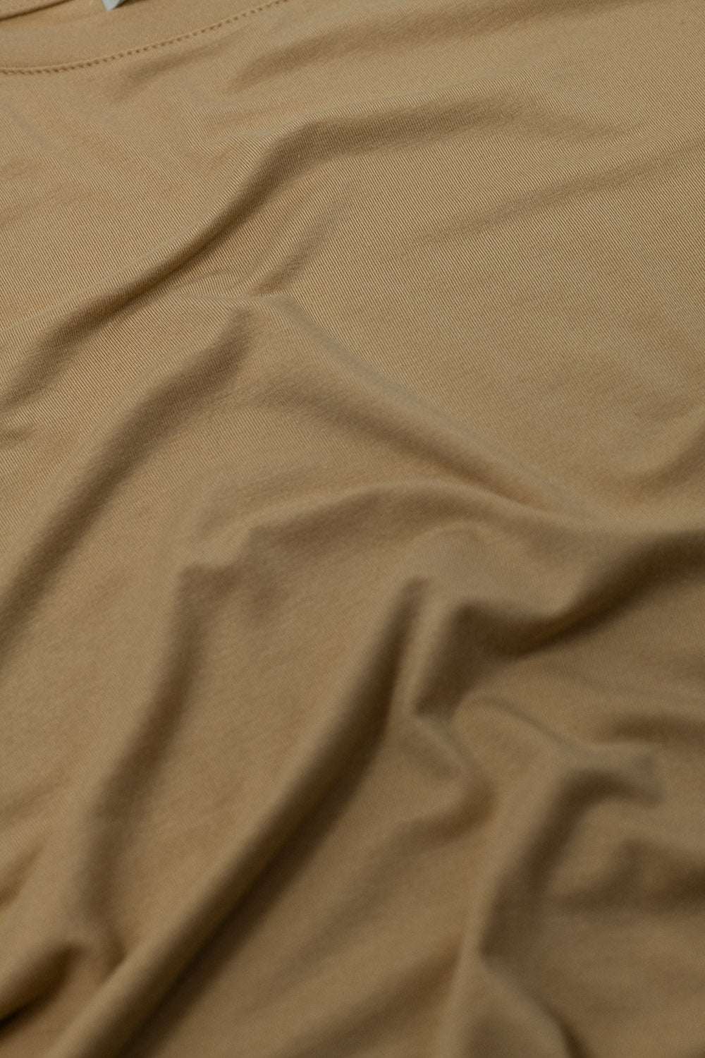 Camiseta básica de viscosa camel con cuello redondo