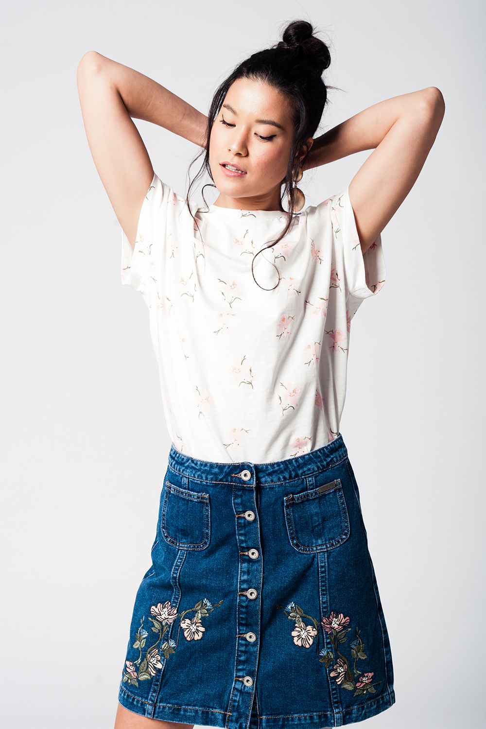 Camiseta blanca con estampado de flores