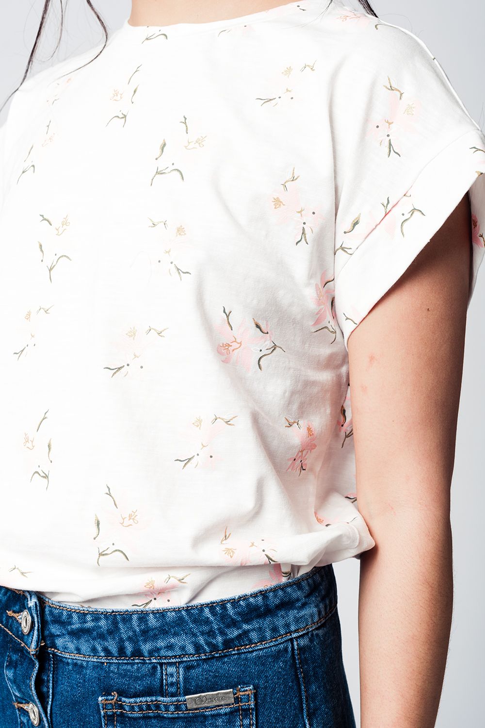 Camiseta blanca con estampado de flores