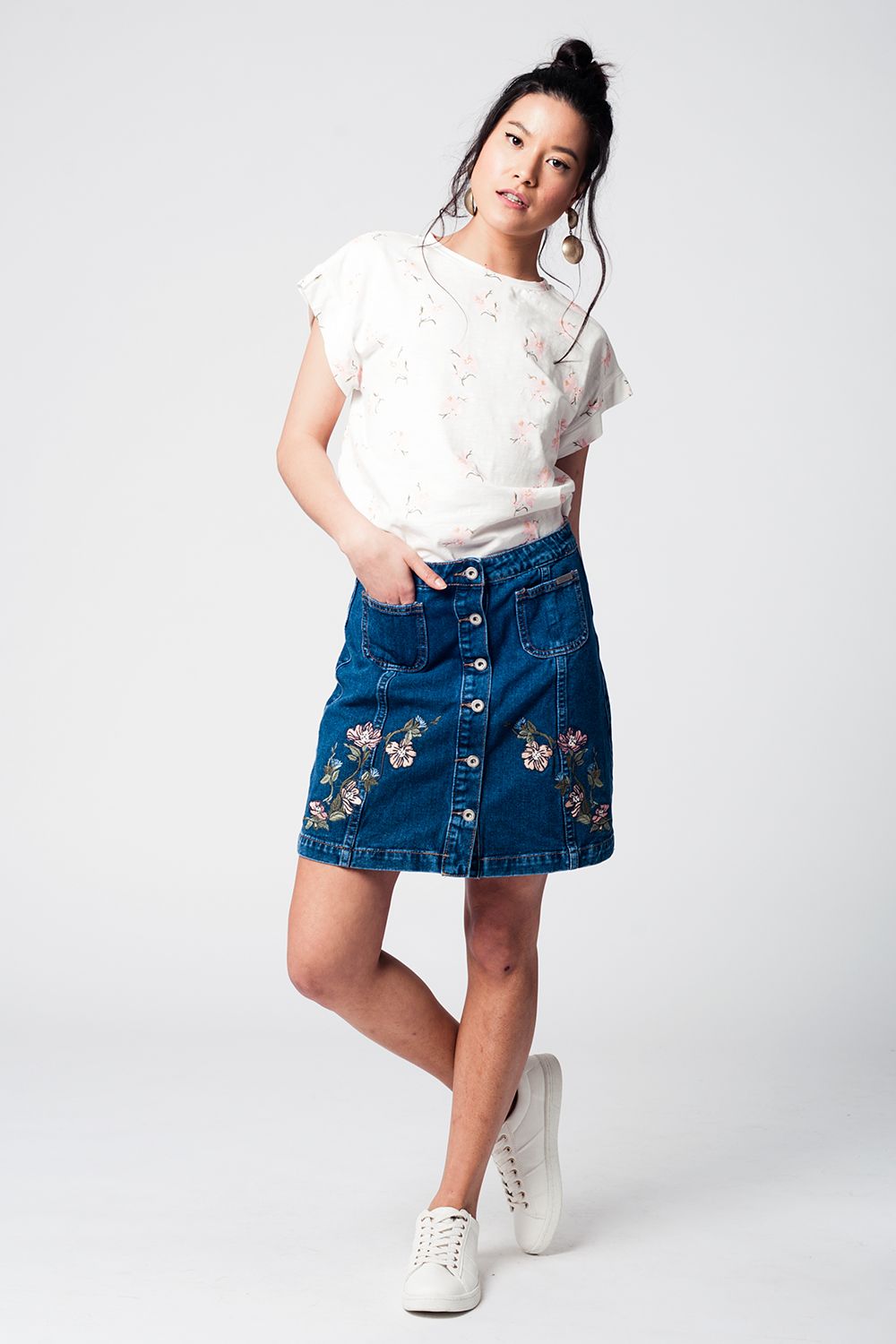 Camiseta blanca con estampado de flores