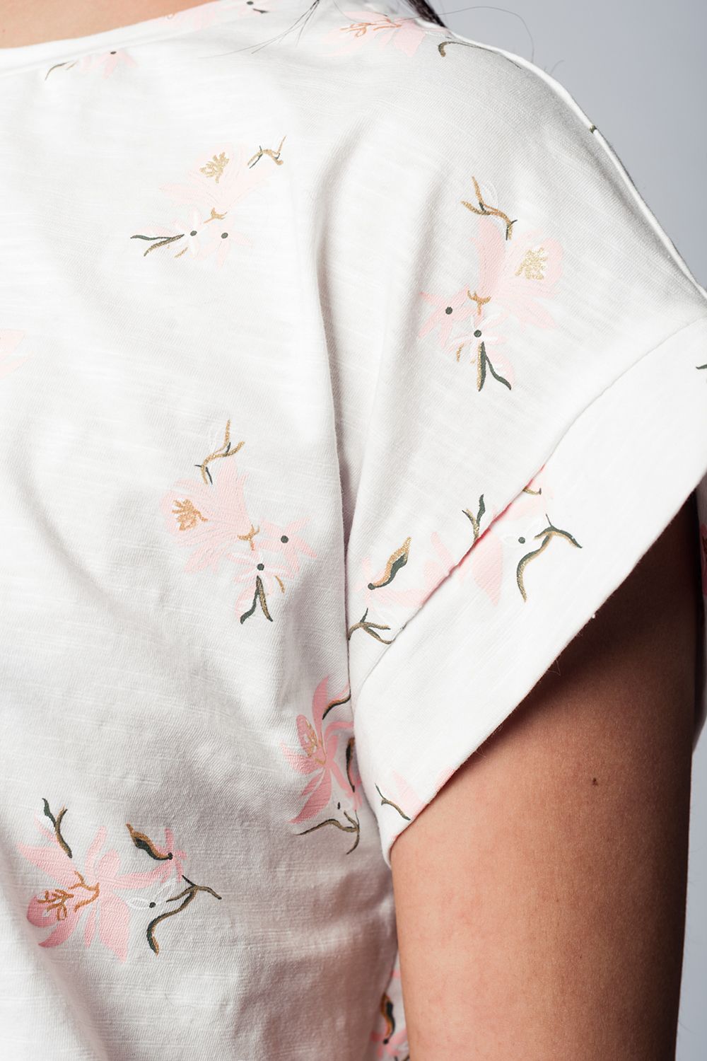 Camiseta blanca con estampado de flores