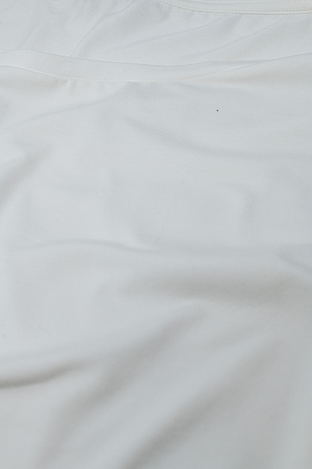 camiseta blanca de tejido elástico fino con cuello barco