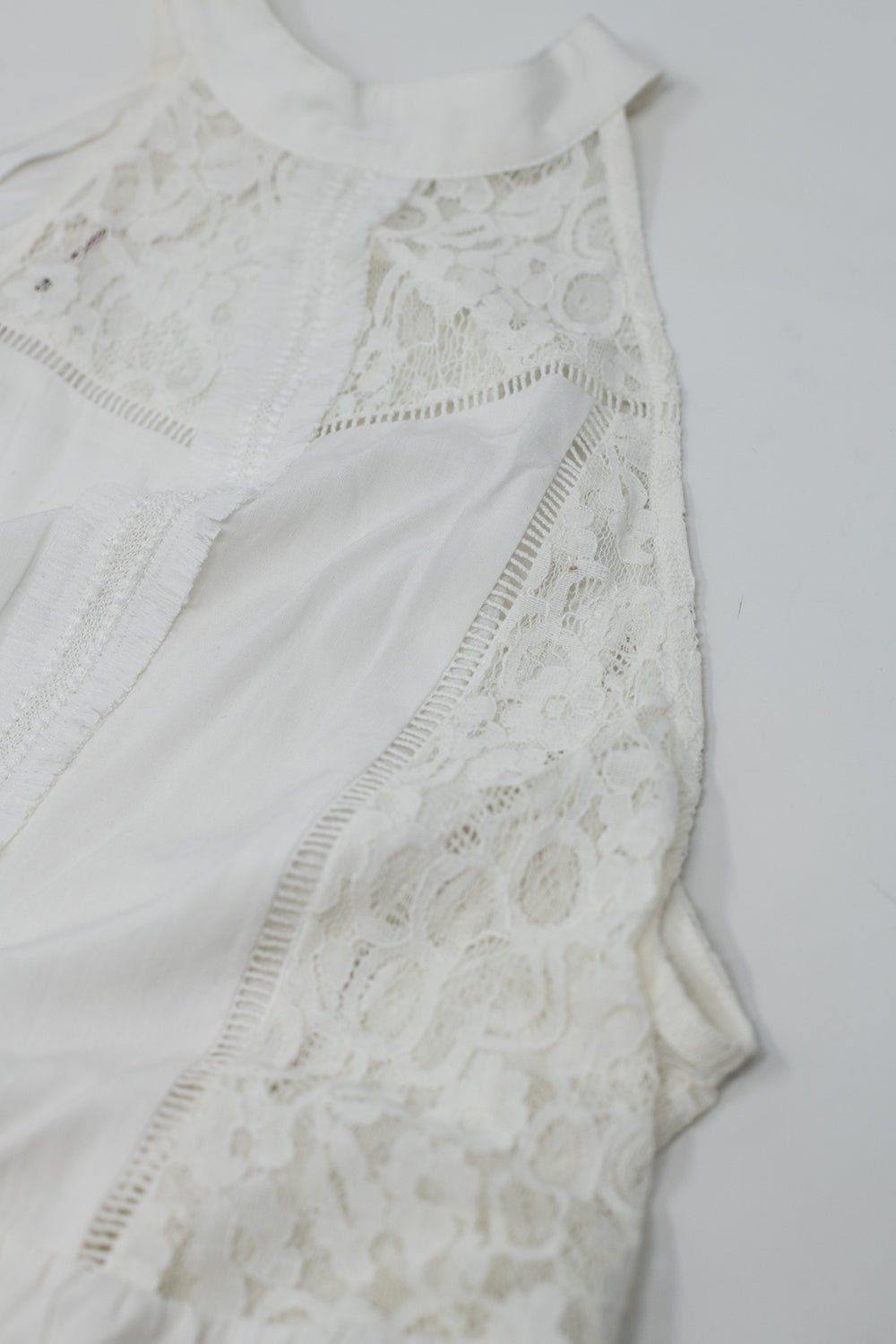 Camiseta blanca de tirantes con encaje y diseño acampanado