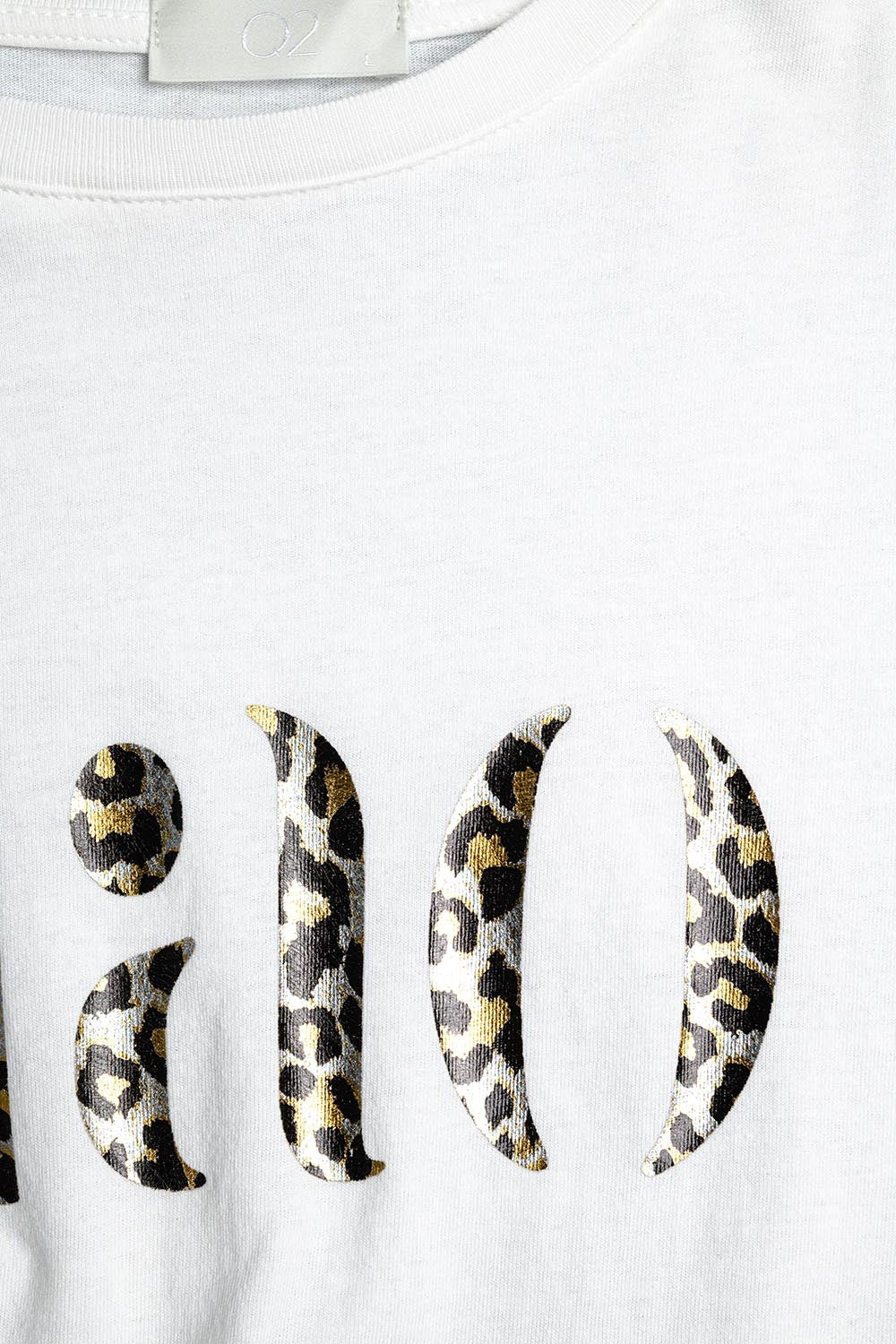 camiseta blanca relajada con ciao en estampado de leopardo