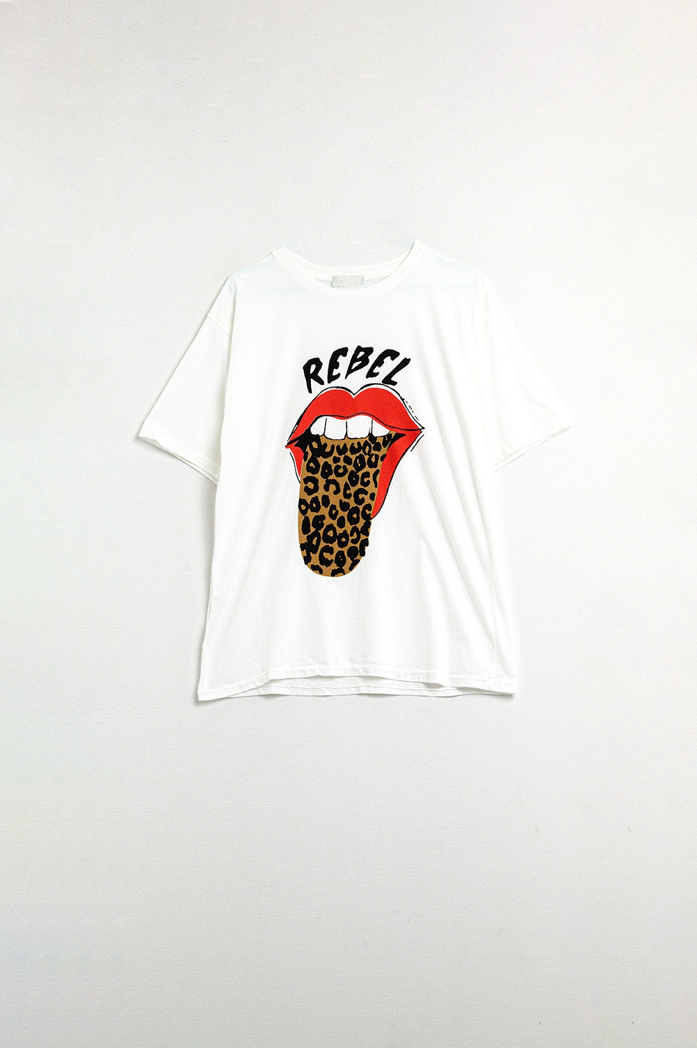 Camiseta blanca relajada con estampado gráfico Rebel y Lips